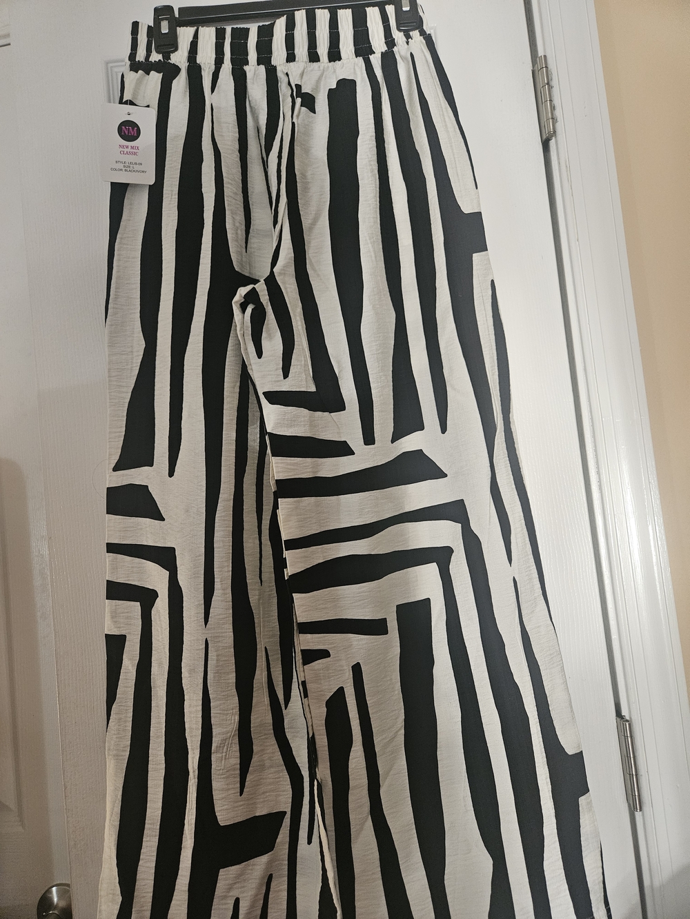 💕❣️Women New Geometrics Black & Ivory Striped Wide-Leg Pants - NWT - Size L❤️💕 - Picture 8 of 9
